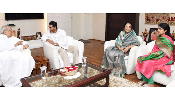 మతపరమైన విమర్శల పైనా..