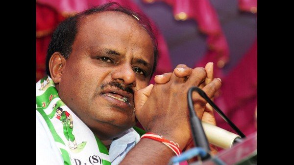 వెన్నుపోటు పొడిచాడు