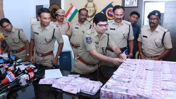 ఫేక్ కరెన్సీతో జనాలకు కుచ్చుటోపి