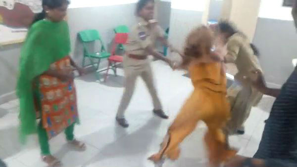 In Drugs intoxication a young woman attacked and warned Banjarahills police In Drugs intoxication a young woman attacked and warned Banjarahills police