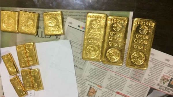 5.6 kg of gold in that flight toilet ... Rs. 2. 24 crores worth gold seized customs officials 5.6 kg of gold in that flight toilet ... Rs. 2. 24 crores worth gold seized customs officials