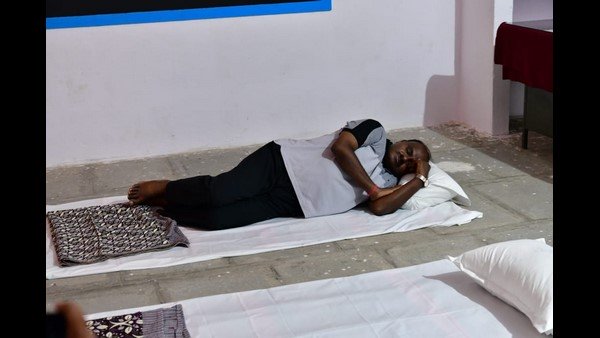 హోటల్ లో రూం ఎందుకంటే !