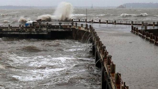గంటకు 110 కిలోమీటర్ల వేగంతో గాలులు