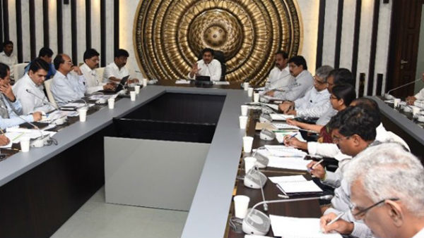 ప్రైవేట్ స్కూల్స్ కు పోటీగా సీఎం జగన్ ఆలోచన ..తెలుగు,హిందీ..అత్యవసర పాఠ్యాంశాలు
