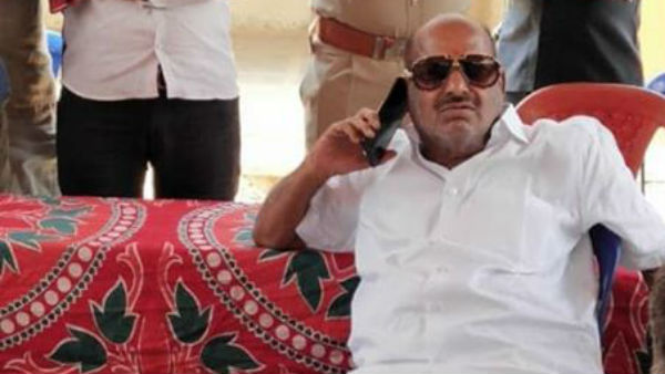 జేసీ శిబిరాన్ని ఖాళీ చేయిస్తున్న వైసీపీ