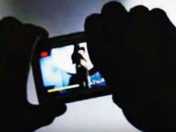 ఫోన్ లో వీడియో తీసిన ప్రయాణికుడు