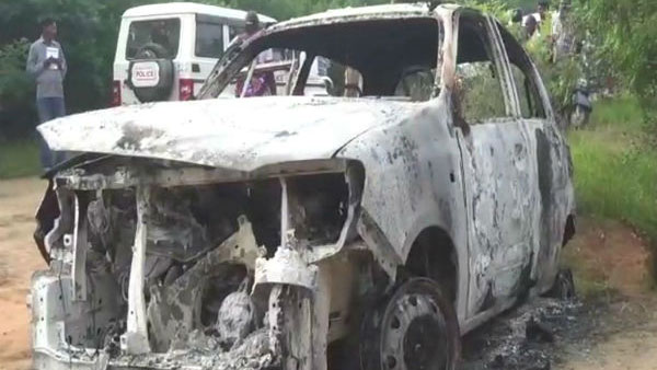 కారులో పెట్రోల్ పోసి తగలబెట్టారు