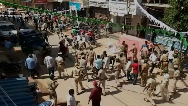 Karnataka: Police Lathi Charge at Davanagere for violation of eid milad peace resolution Karnataka: Police Lathi Charge at Davanagere for violation of eid milad peace resolution