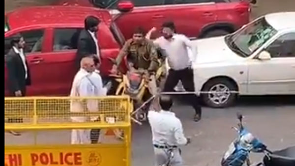 After Tis Hazari violence, constable of Delhi Police thrashed by protesting lawyers outside Saket court in National Capital After Tis Hazari violence, constable of Delhi Police thrashed by protesting lawyers outside Saket court in National Capital