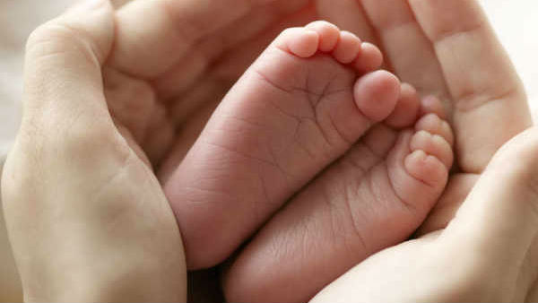 చిన్నారులను లాలించిన మహిళా పోలీసులు