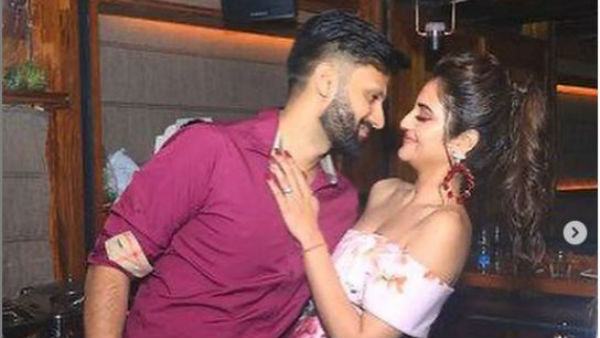 భర్త జన్మదిన వేడుకల్లో