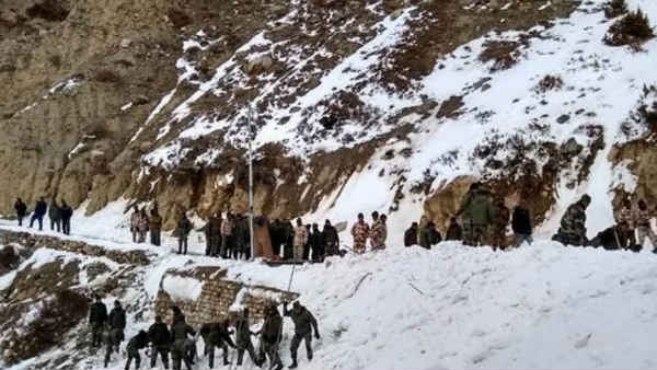 Eight soldiers stuck under snow in Siachen Eight soldiers stuck under snow in Siachen