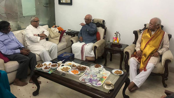 శాలువ కప్పి.. జ్ఞాపికలను అందజేసి