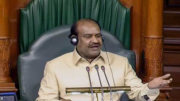 పోడియం చుట్టుముట్టిన కాంగ్రెస్