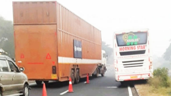 Hyderabad to Vizag Private travels bus hits divider at Alamur in East Godavari district, passengers safe Hyderabad to Vizag Private travels bus hits divider at Alamur in East Godavari district, passengers safe