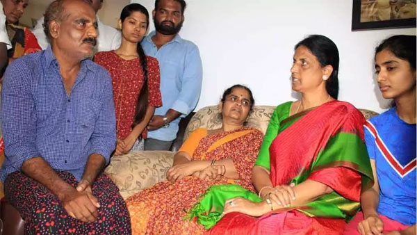 ప్రియాంకా రెడ్డి కుటుంబాన్ని పరామర్శించిన మంత్రి సబితా ఇంద్రారెడ్డి