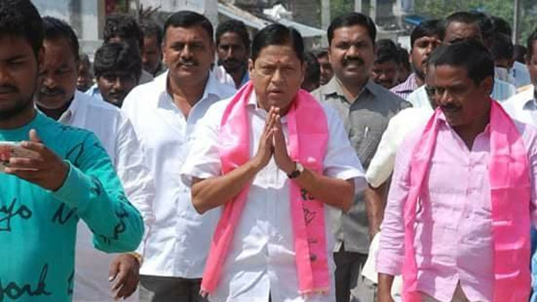 జూనియర్ మంత్రిని గౌరవించలేకపోతున్న సీనియర్ ఎమ్మెల్యే రెడ్యా నాయక్