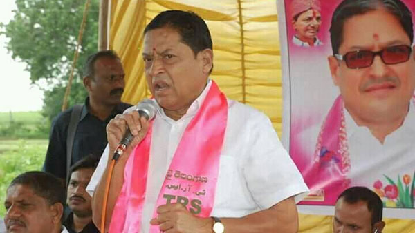 ఇక ప్రెస్ మీట్లు కూడా ఒకే చోట వేరు వేరుగా పెడుతున్న నేతలు