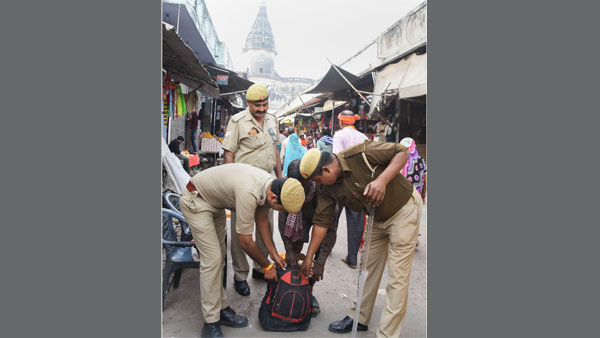 భద్రతా బలగాల గుప్పిట్లో యూపీ..