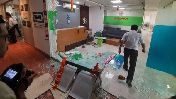 Shiv Sena activists vandalise General Insurance company office in Pune of Maharashtra Shiv Sena activists vandalise General Insurance company office in Pune of Maharashtra