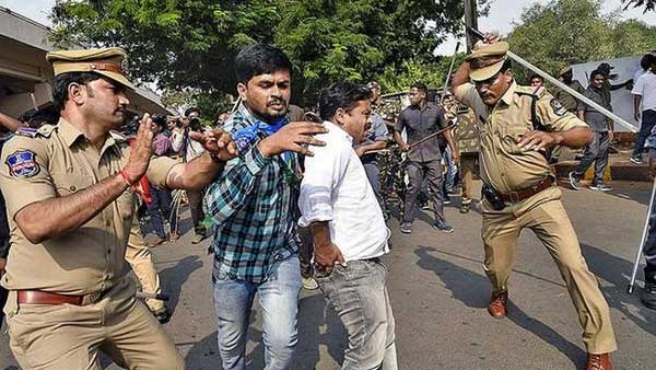 వాస్తవాలను వక్రీకరించండి..