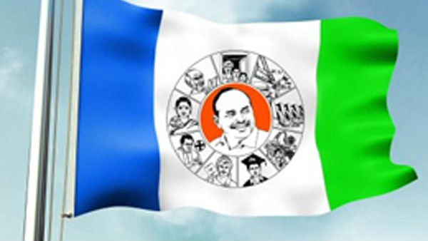 A clash between the YCP groups in Kurnool district ... Attack with sticks and stones A clash between the YCP groups in Kurnool district ... Attack with sticks and stones