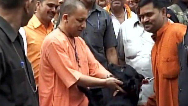 యోగీ చుట్టే తిరిగే కుక్క కాలు