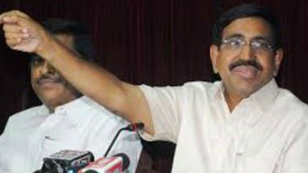 సమాధానం చెప్పే వెళ్ళాలని షర్టు కాలర్ పట్టుకున్న విద్యార్ధి