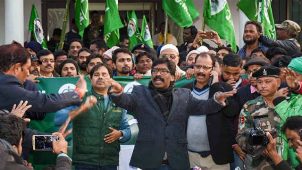 ఎస్సీ, ఎస్టీ చట్టం కింద కేసు..