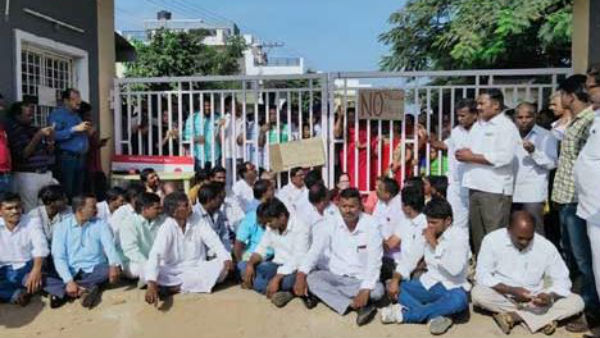 పోలీసుల తీరుపై నిరసనలు
