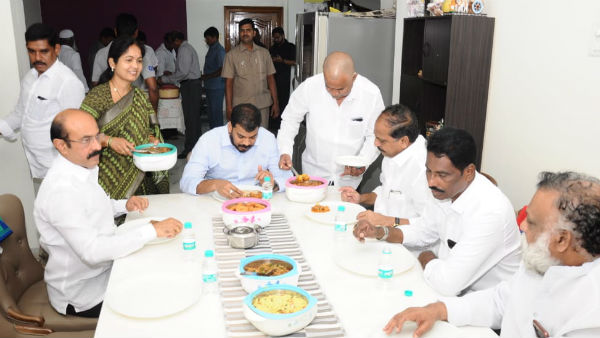 జిల్లా రాజకీయాలపై చర్చ..