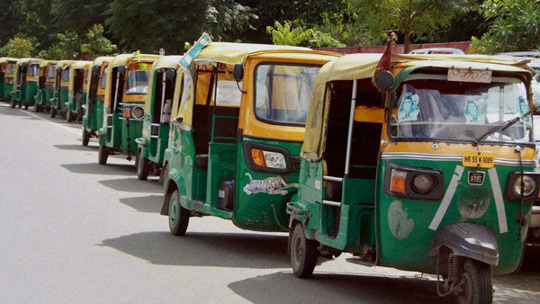 నిబంధనలు ఉల్లంఘించిన ఆటోలు