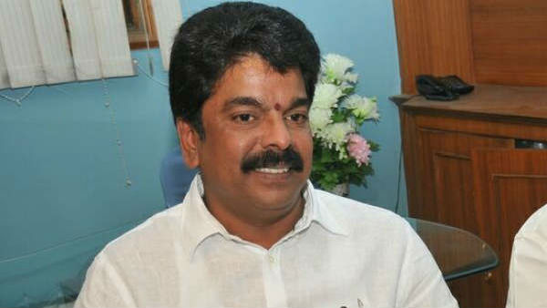 స్వాగతించిన విశాఖ ఎమ్మెల్యేలు..