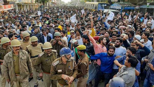 ఇళ్లను విడిచి వెళుతున్న గ్రామస్తులు