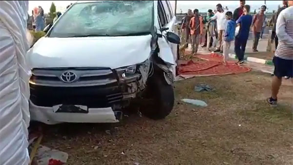 TDP Ex MLA Bandaru Satyanarayana son Appalanaidu car hits bike and Potti Sriramulu statue at Visakha beach TDP Ex MLA Bandaru Satyanarayana son Appalanaidu car hits bike and Potti Sriramulu statue at Visakha beach