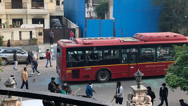 ఆందోళనకారులపై భాష్పాయువు గోళాల ప్రయోగం..