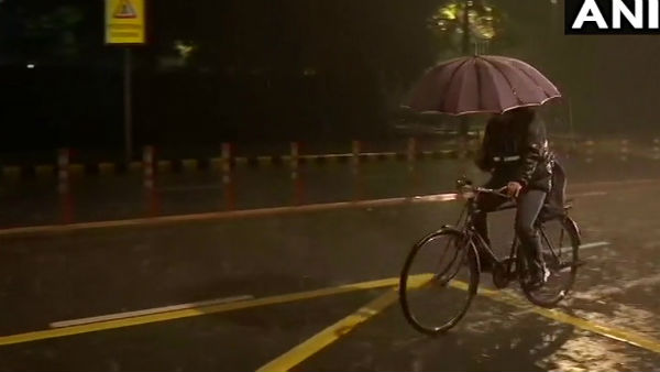 Heavy Rain lashes New Delhi; Temperature To Come Down Heavy Rain lashes New Delhi; Temperature To Come Down