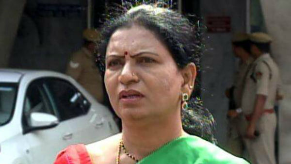 ఇందిరాపార్క్ వద్ద డీకే అరుణ దీక్ష