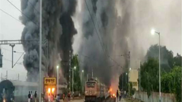 ఐదు రైళ్లకు నిప్పు