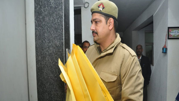 అపార్ట్ మెంట్ ఎనిమిదో అంతస్తు నుంచి