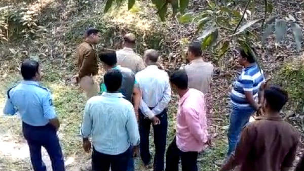 మృతదేహం సమీపంలో ఖాళీ మద్యం బాటిల్..