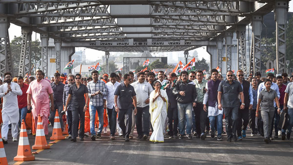 శుక్రవారం ప్రార్ధనల సందర్భంగా బీజేపీ కుట్రలు చేసే అవకాశం ఉందన్న మమతా బెనర్జీ