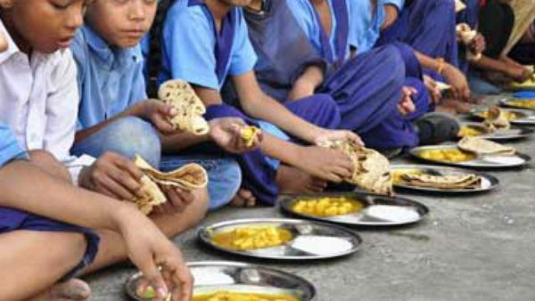 ఆకలి బాధ తాళలేక మట్టి తింటున్న చిన్నారులు