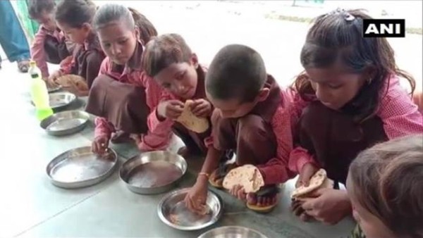 యూపీ స్కూళ్లల్లో ఇలాంటి సర్వసాధరణం