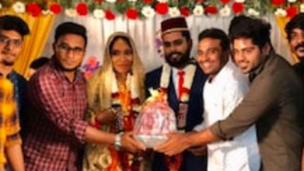 Viral:Newly wedded Couple in Tamilnadu recieves Onion boquet as gift Viral:Newly wedded Couple in Tamilnadu recieves Onion boquet as gift