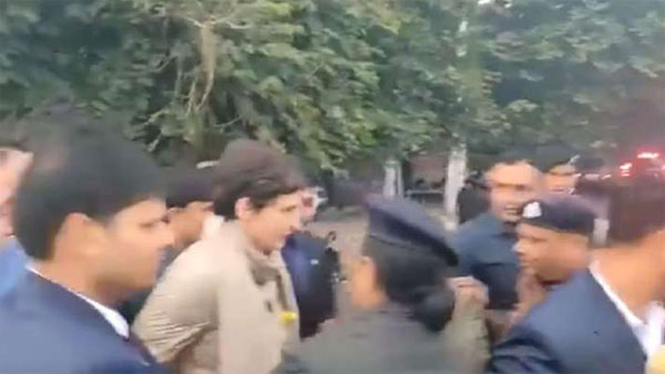 Robert Vadra stands with wife Priyanka Gandhi after UP Police manhandles her Robert Vadra stands with wife Priyanka Gandhi after UP Police manhandles her
