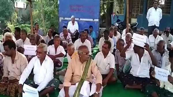 రోడ్డుపైనే జాగారం..