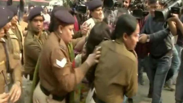 Unnao rape case protest:Woman throws Petrol on her 6 year old girl Unnao rape case protest:Woman throws Petrol on her 6 year old girl