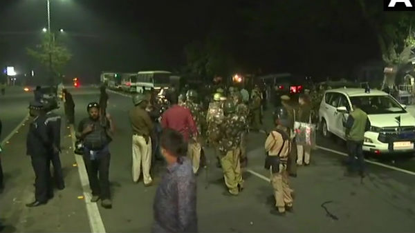 గాల్లోకి కాల్పులు..పలు రైళ్ల రద్దు