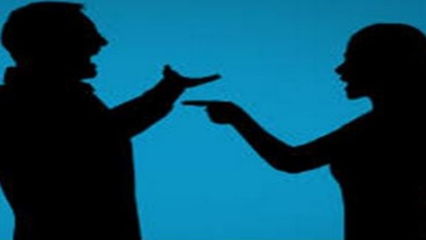 దారుణం : ఆమెకు ఎంతోమందితో అక్రమ సంబంధం.. అందుకే చంపేస్తున్నా.. మధ్యప్రదేశ్లోని భిలాయిలో దారుణం జరిగింది. పలువురు వ్యక్తులతో వివాహేతర సంబంధం పెట్టుకుందన్న కారణంగా ఓ వ్యక్తి తన భార్యను,ఆమె ప్రియుడిని దారుణంగా హతమార్చాడు. ఘటనలో 15 రోజుల పసిపాప కూడా చనిపోయింది. వివరాల్లోకి వెళ్తే.. భిలాయిలోని ఓ ఇంట్లో పోలీసులు మంగళవారం మూడు మృతదేహాలను గుర్తించారు. ఇందులో మంజు అనే మహిళతో పాటు మరో వ్యక్తి పూర్తిగా కాలిపోయిన స్థితిలో కనిపించారు. వీరిద్దరి కాళ్లు,చేతులు కట్టేసి నోటికి టేపు వేసినట్టు గుర్తించారు. సదరు వ్యక్తి మృతదేహాన్ని గ్యాస్ స్టవ్పై గుర్తించినట్టు సమాచారం. కాలిపోయిన మహిళ పక్కనే ఉన్న బెడ్పై పసిపాప కూడా చనిపోయి ఉన్నట్టు గుర్తించారు. మృతదేహాలు ఉన్న గదిలో గోడపై నిందితుడు రాసిన అక్షరాలను పోలీసులు గుర్తించారు. మంజు వల్ల నా సోదరుడు ఆత్మహత్య చేసుకున్నాడు.ఎంతోమందితో ఆమెకు వివాహేతర సంబంధాలు ఉన్నాయి. అందుకే ఆమెను హత్య చేస్తున్నా. ఆమెనే కాదు.. ఆమె కుటుంబంలో ప్రతీ ఒక్కరినీ హత్య చేస్తా.. అని నిందితుడు గోడపై రాయడం గమనార్హం. నిందితుడిని మంజు భర్త రవిగా పోలీసులు అనుమానిస్తున్నారు. ఒడిశాలోని రూర్కెలాలో అతన్ని అదుపులోకి తీసుకున్నారు. హత్యకు ముందు అతను తెల్లవారుజామున 4గంటలకు మంజు తల్లిదండ్రులకు ఫోన్ చేసినట్టు పోలీసులు గుర్తించారు. మీ కుమార్తె,అల్లుడు కాలిపోతున్నారు.. దమ్ముంటే వచ్చి కాపాడుకోండి.. అని ఫోన్ చేసి చెప్పినట్టు గుర్తించారు. మంజు తల్లిదండ్రులు ఆ తర్వాత అదే ఫోన్ నంబర్కు కాల్ చేయగా స్విచ్చాఫ్ వచ్చింది. దీంతో వారు పోలీసులను ఆశ్రయించడంతో ఘటన వెలుగులోకి వచ్చింది. పోలీసులు సంఘటనా స్థలానికి చేరుకునేసరికి.. మృతదేహాలు ఉన్న గది పూర్తిగా పొగతో నిండిపోయింది. మృతదేహాలు గుర్తుపట్టలేని విధంగా కాలిపోయాయి. మంజును,ఆమె ప్రియుడిని నిందితుడు దారుణంగా హతమార్చగా.. పొగ కారణంగా పసిపాప చనిపోయినట్టు గుర్తించారు. సీసీటీవీ ఫుటేజీ,మంజు ఫోన్ కాల్ డేటా ఆధారంగా ఆమె భర్తను పోలీసులు అదుపులోకి తీసుకున్నారు. ఘటనపై కేసు నమోదు చేసుకుని దర్యాప్తు ప్రారంభించారు. దారుణం : ఆమెకు ఎంతోమందితో అక్రమ సంబంధం.. అందుకే చంపేస్తున్నా.. మధ్యప్రదేశ్లోని భిలాయిలో దారుణం జరిగింది. పలువురు వ్యక్తులతో వివాహేతర సంబంధం పెట్టుకుందన్న కారణంగా ఓ వ్యక్తి తన భార్యను,ఆమె ప్రియుడిని దారుణంగా హతమార్చాడు. ఘటనలో 15 రోజుల పసిపాప కూడా చనిపోయింది. వివరాల్లోకి వెళ్తే.. భిలాయిలోని ఓ ఇంట్లో పోలీసులు మంగళవారం మూడు మృతదేహాలను గుర్తించారు. ఇందులో మంజు అనే మహిళతో పాటు మరో వ్యక్తి పూర్తిగా కాలిపోయిన స్థితిలో కనిపించారు. వీరిద్దరి కాళ్లు,చేతులు కట్టేసి నోటికి టేపు వేసినట్టు గుర్తించారు. సదరు వ్యక్తి మృతదేహాన్ని గ్యాస్ స్టవ్పై గుర్తించినట్టు సమాచారం. కాలిపోయిన మహిళ పక్కనే ఉన్న బెడ్పై పసిపాప కూడా చనిపోయి ఉన్నట్టు గుర్తించారు. మృతదేహాలు ఉన్న గదిలో గోడపై నిందితుడు రాసిన అక్షరాలను పోలీసులు గుర్తించారు. మంజు వల్ల నా సోదరుడు ఆత్మహత్య చేసుకున్నాడు.ఎంతోమందితో ఆమెకు వివాహేతర సంబంధాలు ఉన్నాయి. అందుకే ఆమెను హత్య చేస్తున్నా. ఆమెనే కాదు.. ఆమె కుటుంబంలో ప్రతీ ఒక్కరినీ హత్య చేస్తా.. అని నిందితుడు గోడపై రాయడం గమనార్హం. నిందితుడిని మంజు భర్త రవిగా పోలీసులు అనుమానిస్తున్నారు. ఒడిశాలోని రూర్కెలాలో అతన్ని అదుపులోకి తీసుకున్నారు. హత్యకు ముందు అతను తెల్లవారుజామున 4గంటలకు మంజు తల్లిదండ్రులకు ఫోన్ చేసినట్టు పోలీసులు గుర్తించారు. మీ కుమార్తె,అల్లుడు కాలిపోతున్నారు.. దమ్ముంటే వచ్చి కాపాడుకోండి.. అని ఫోన్ చేసి చెప్పినట్టు గుర్తించారు. మంజు తల్లిదండ్రులు ఆ తర్వాత అదే ఫోన్ నంబర్కు కాల్ చేయగా స్విచ్చాఫ్ వచ్చింది. దీంతో వారు పోలీసులను ఆశ్రయించడంతో ఘటన వెలుగులోకి వచ్చింది. పోలీసులు సంఘటనా స్థలానికి చేరుకునేసరికి.. మృతదేహాలు ఉన్న గది పూర్తిగా పొగతో నిండిపోయింది. మృతదేహాలు గుర్తుపట్టలేని విధంగా కాలిపోయాయి. మంజును,ఆమె ప్రియుడిని నిందితుడు దారుణంగా హతమార్చగా.. పొగ కారణంగా పసిపాప చనిపోయినట్టు గుర్తించారు. సీసీటీవీ ఫుటేజీ,మంజు ఫోన్ కాల్ డేటా ఆధారంగా ఆమె భర్తను పోలీసులు అదుపులోకి తీసుకున్నారు. ఘటనపై కేసు నమోదు చేసుకుని దర్యాప్తు ప్రారంభించారు.